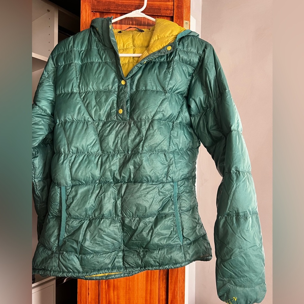 Women's Stoic Puffer Pullover in Teal with Yellow Accent